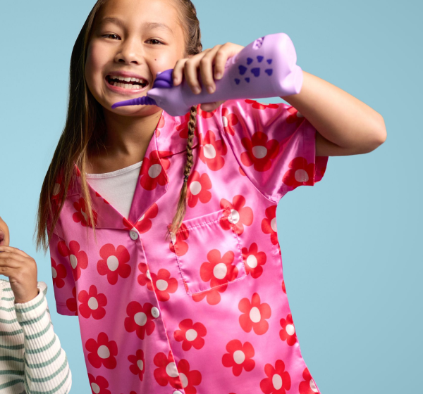 Niña usando BURST Kids Water Flosser