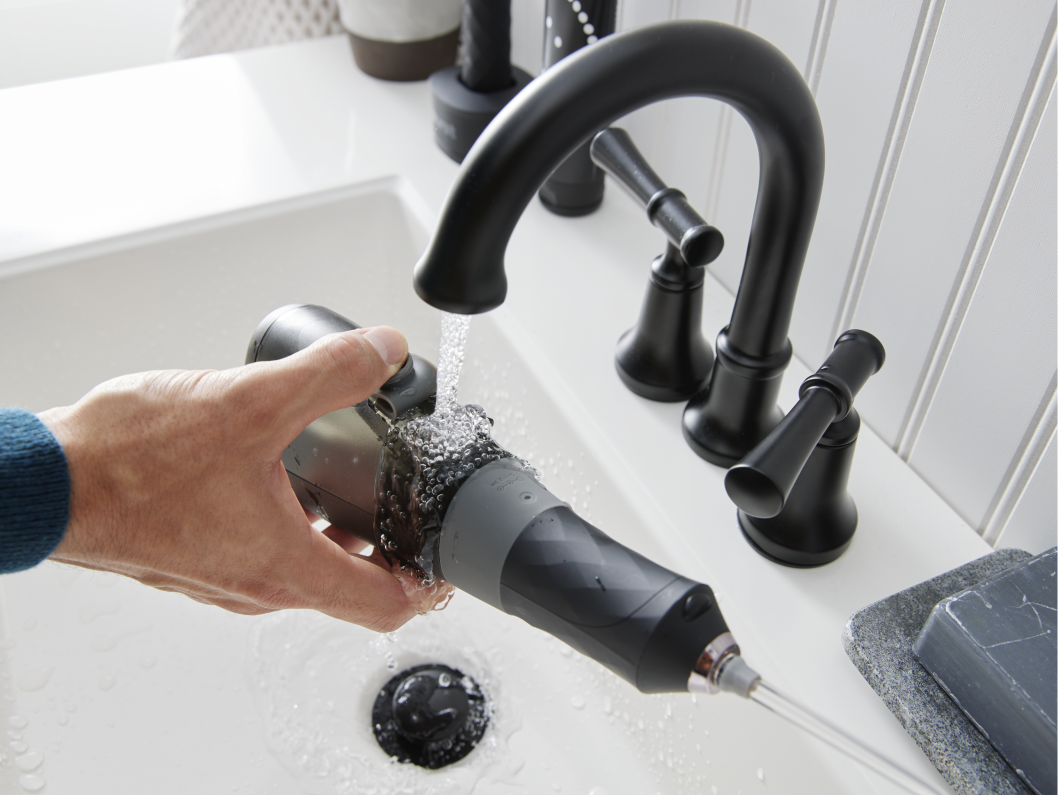 BURST Water Flosser usado frente al espejo