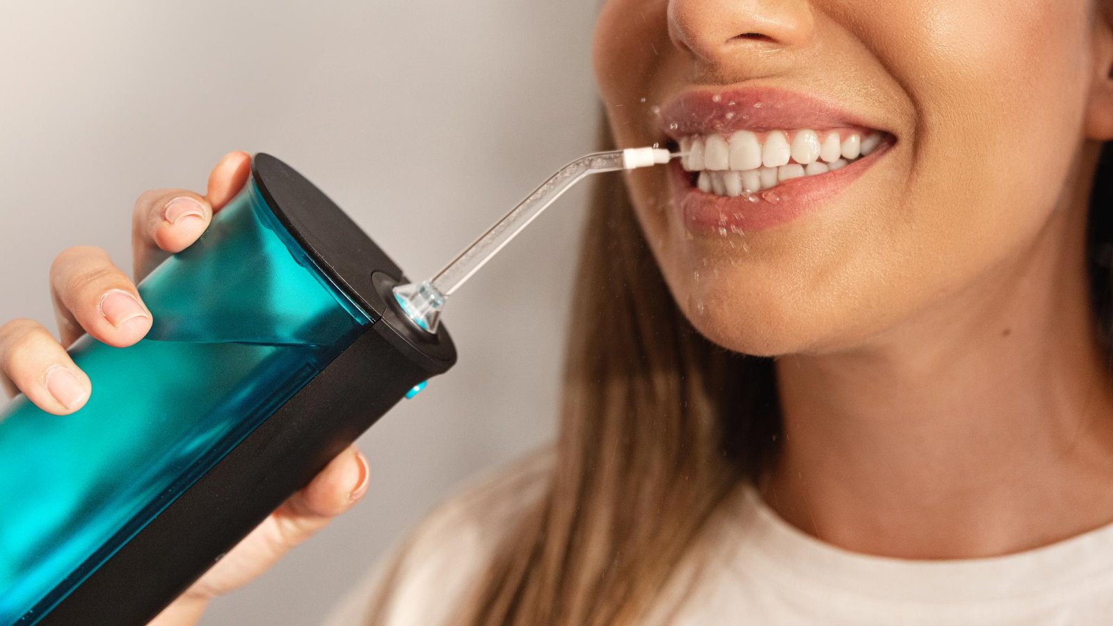Cecotec ToothCare Jet Fresh usado para limpiar entre los dientes