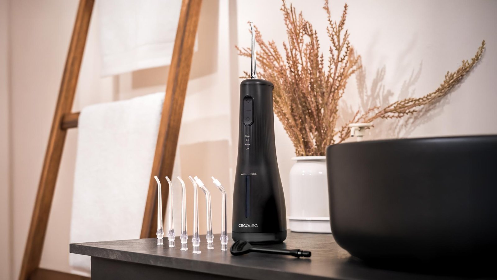Cecotec ToothCare Jet Liberty con sus 8 boquillas intercambiables