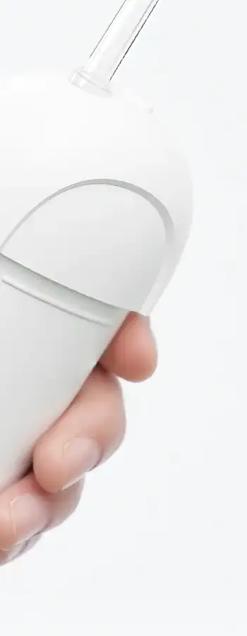Oclean W10 Lite mostrando el depósito desmontable en la mano