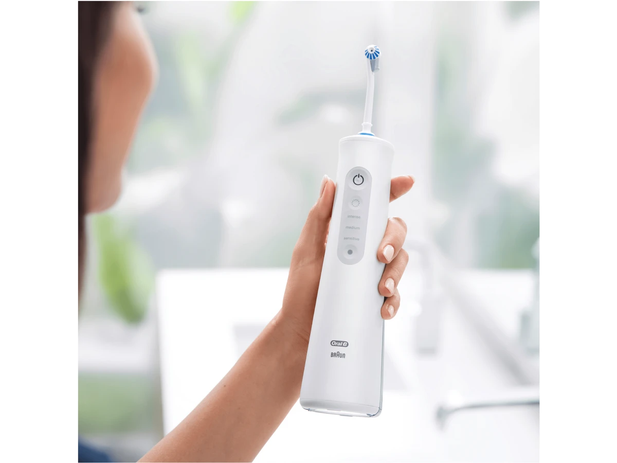 Oral-B AquaCare 6 Pro-Expert sostenido en la mano