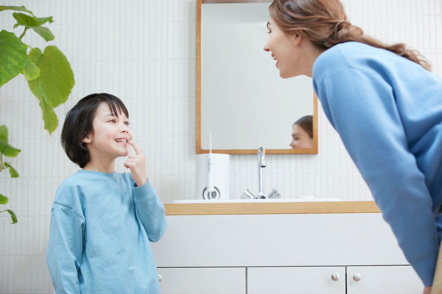 Cómo usar un irrigador dental paso a paso · ejemplo visual