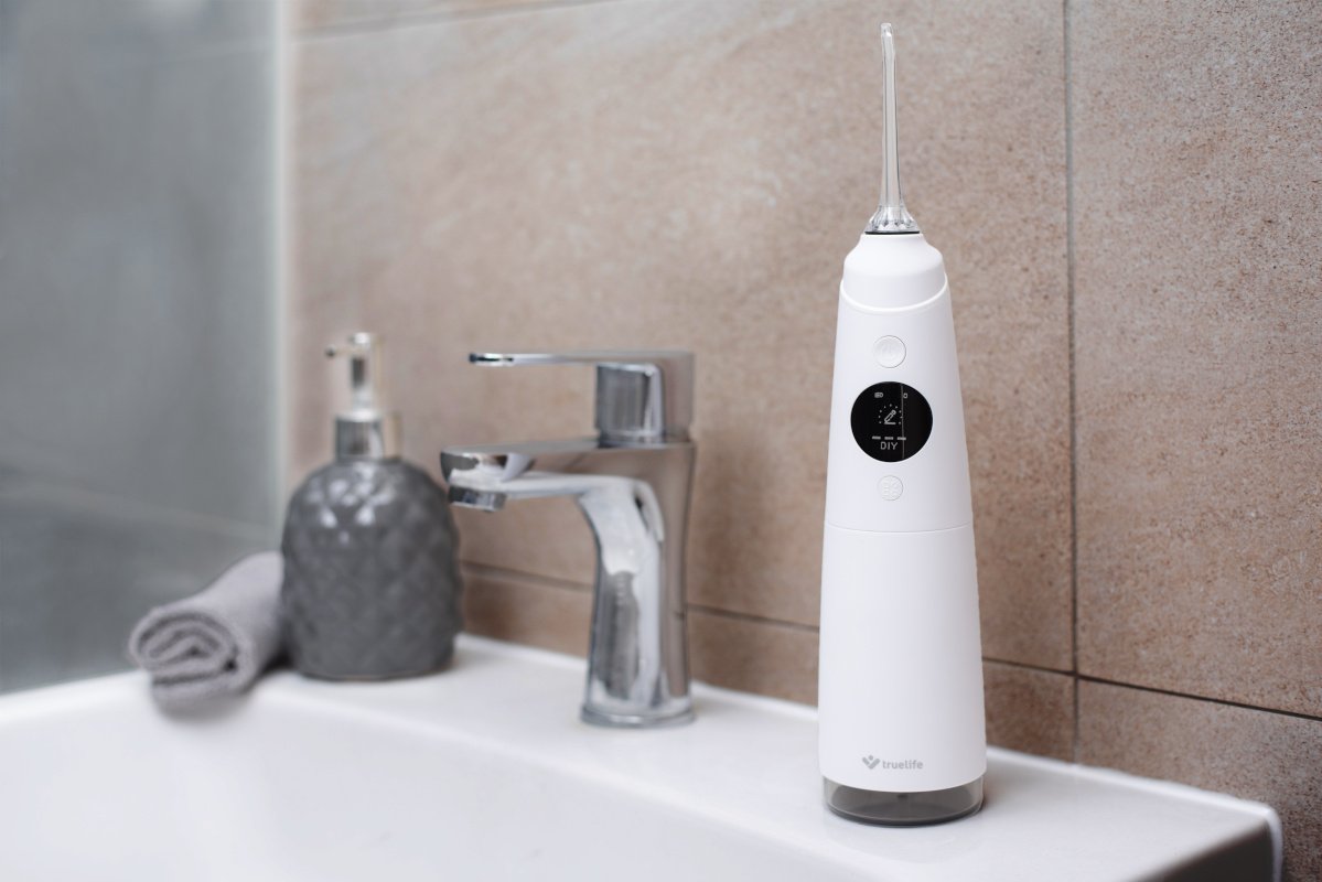 TrueLife AquaFloss Compact C300 colocado junto al lavabo