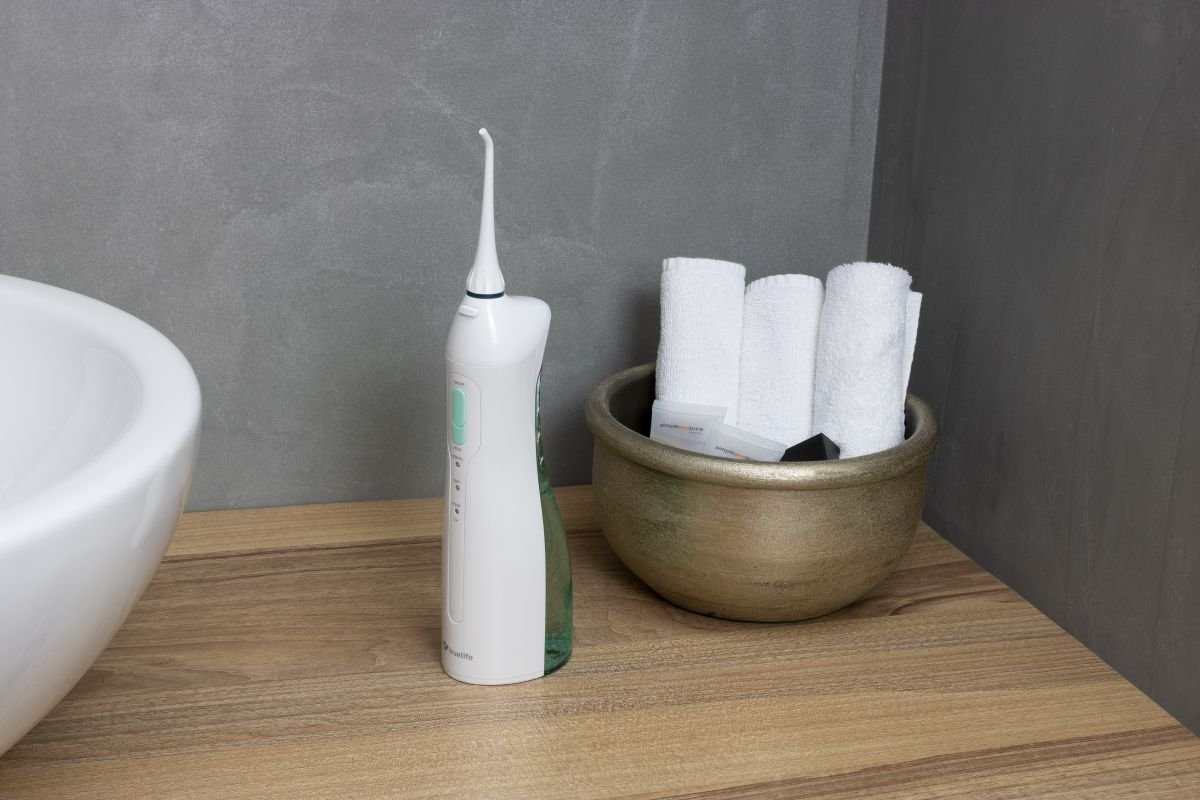 TrueLife AquaFloss Compact colocado en el baño