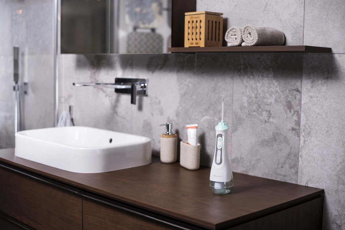 TrueLife AquaFloss Lite junto al lavabo