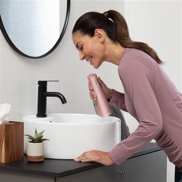 Waterpik WF-03 Cordless Revive usado junto al lavabo
