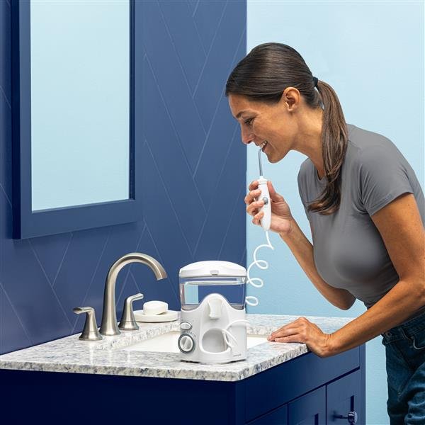 Waterpik Ultra WF-100 usado junto al lavabo