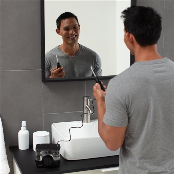 Waterpik ION WF-12 colocado y usado junto al lavabo