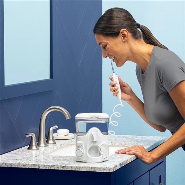 Waterpik Ultra Plus WF-150 usado junto al lavabo
