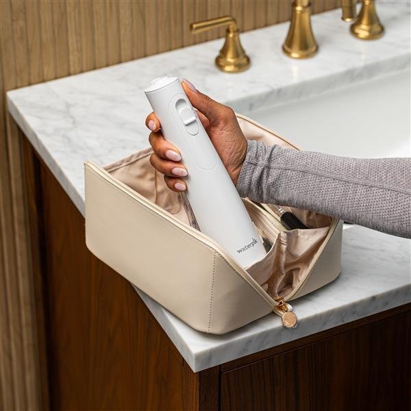 Waterpik WF-21 guardándose en un neceser
