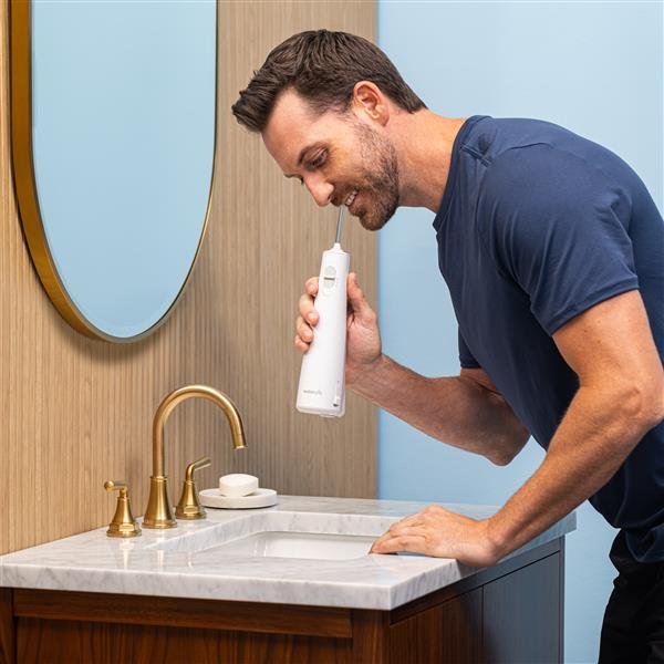 Waterpik WF-30 usado junto al lavabo