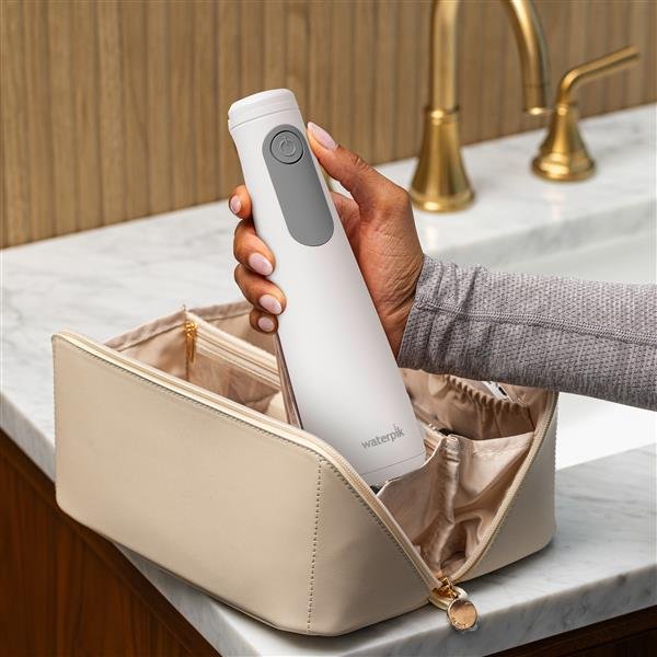 Waterpik WF-34 guardándose en un neceser
