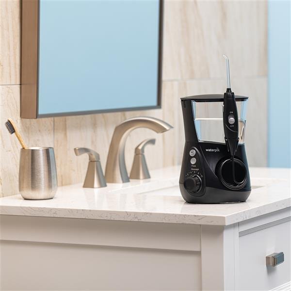 Waterpik WP-662EU situado junto al lavabo