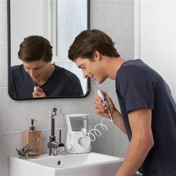 Waterpik Aquarius Professional WP-670 usado junto al lavabo
