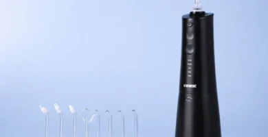 Irrigador dental portátil negro con 7 boquillas intercambiables para limpieza profunda entre dientes y encías