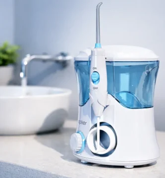 Irrigador dental de sobremesa Apiker FC169 con depósito azul en baño premium