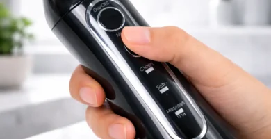 Irrigador dental portátil COSLUS C20-F5020E con selector de modos, en baño premium, sin texto