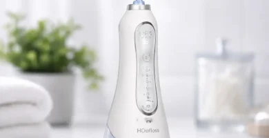 Irrigador dental portátil H2ofloss HF-6 en encimera de baño, fondo premium desenfocado