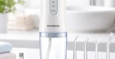 Irrigador dental portátil InnovaGoods Denter con depósito transparente y boquillas, sobre encimera de baño