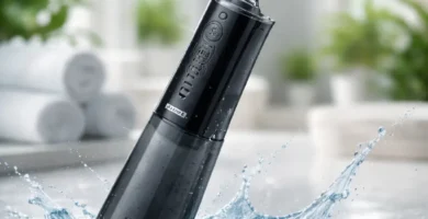 Irrigador dental portátil negro con salpicadura de agua en baño premium