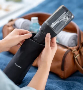 Irrigador dental Philips Sonicare Power Flosser 3000 guardado en funda de viaje junto a una bolsa de mano