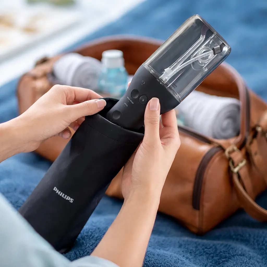 Irrigador dental Philips Sonicare Power Flosser 3000 guardado en funda de viaje junto a una bolsa de mano