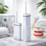 Irrigador dental portátil Synhope Mini en encimera de mármol, con accesorios y fondo de baño premium.