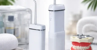 Irrigador dental portátil Synhope Mini en encimera de mármol, con accesorios y fondo de baño premium.