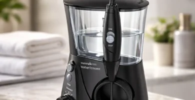 Irrigador dental Waterpik Ultra WP-662EU negro sobre encimera de mármol en baño, vista frontal, sin texto.